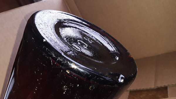 WRITE & TAYLOR DISTILLERS LOUISVILLE, KY. FULL QUART REGISTERED AMBER WHISKY BOTTLE